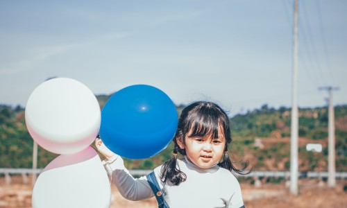 小孩喝矿泉水好吗-小孩子喝矿泉水好不好网- 小孩喝矿泉水好还是白开水好知识,分享儿童喝矿泉水的利弊