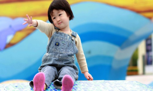 小孩喝矿泉水好吗-小孩子喝矿泉水好不好网- 小孩喝矿泉水好还是白开水好知识,分享儿童喝矿泉水的利弊