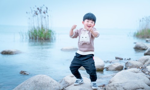 小孩吃喝矿泉水好吗-小孩子喝矿泉水好不好网- 小孩喝矿泉水好还是白开水好知识,分享儿童喝矿泉水的利弊
